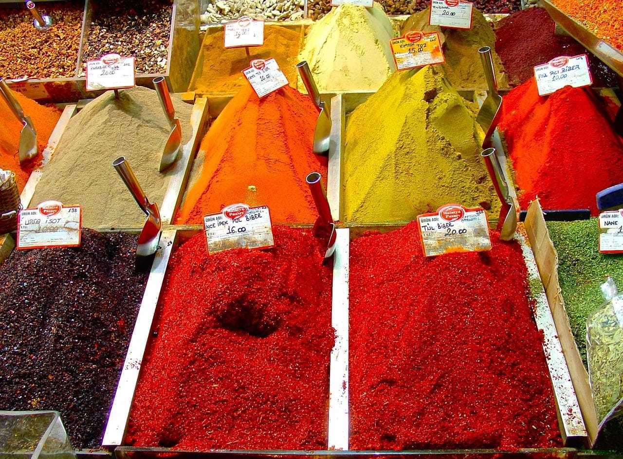 Przyprawy na egipskim bazarze – wakacje w Egipcie